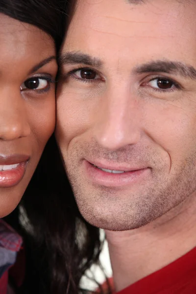 Gros plan sur un couple interracial — Photo