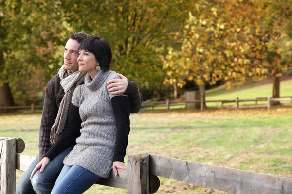 Paret sitter på landsbygden — Stockfoto