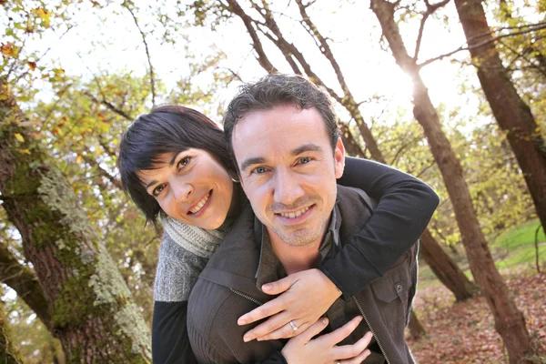 Couple in the woods — Stock Photo, Image