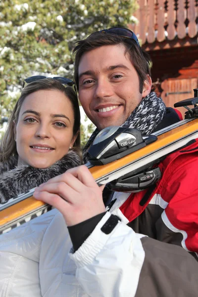 Mladí lyžařské pár — Stock fotografie