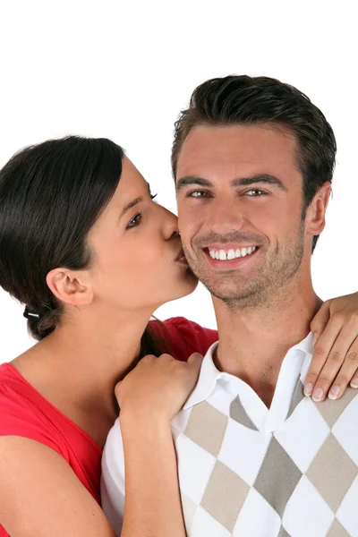 Kvinna kysser pojkvän på kinden — Stockfoto