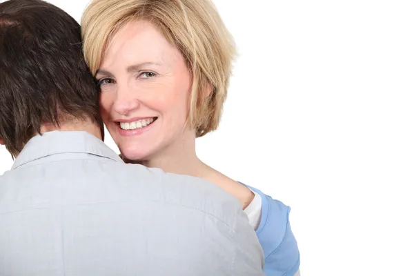 Mulher sorridente abraçando seu parceiro — Fotografia de Stock