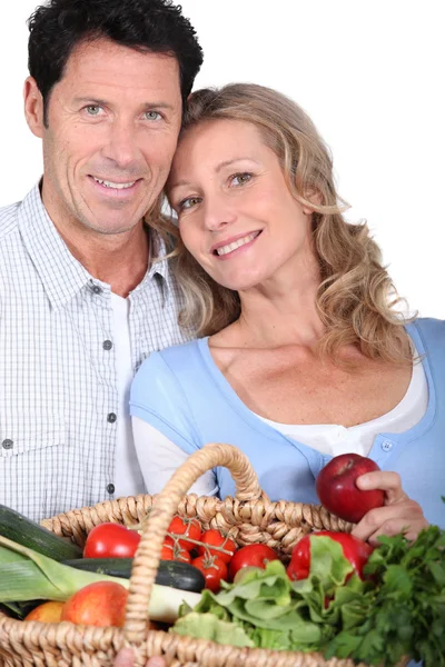 Paar mit Gemüsekorb — Stockfoto