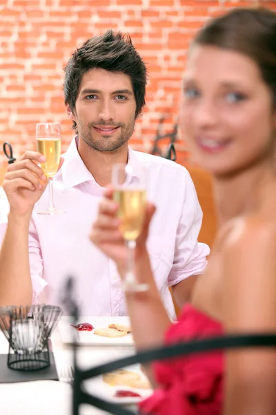 シャンパンとレストランのカップル — ストック写真