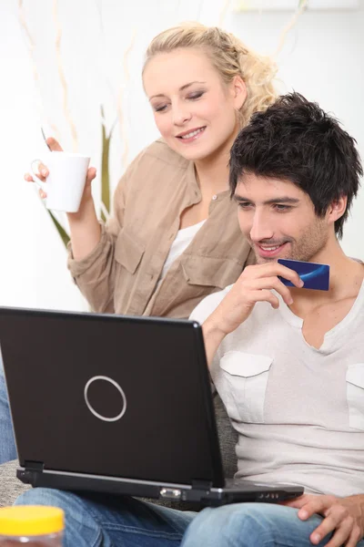 Paar kauft im Internet ein — Stockfoto