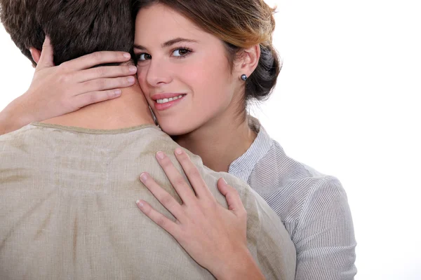 Uma mulher abraçando um homem — Fotografia de Stock