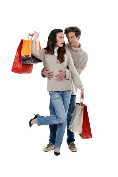 Paar stand mit vielen Einkaufstüten — Stockfoto