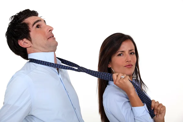 Een vrouw met behulp van haar vriendje stropdas als een leiband. — Stockfoto