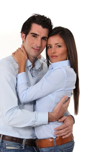 愛情のこもった抱擁のカップル — ストック写真