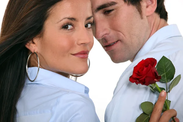 夫妇与一朵红玫瑰 — 图库照片