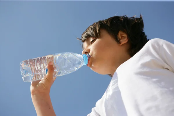 Beber uma garrafa de água refrescante — Fotografia de Stock