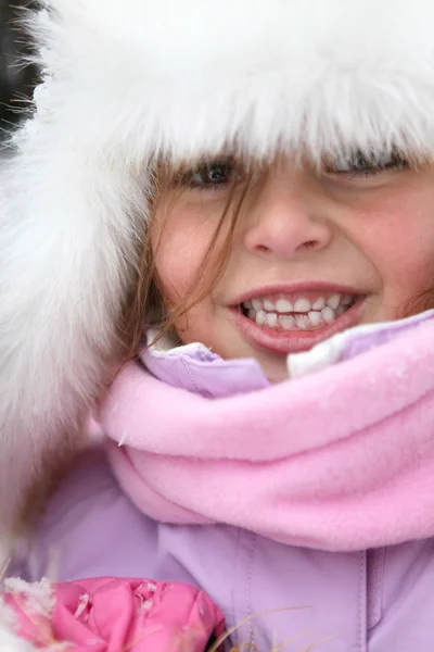Niedliches kleines Mädchen im Schneeanzug — Stockfoto