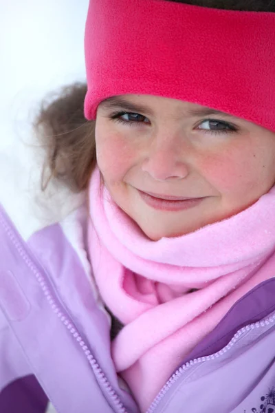 Menina bonito na neve — Fotografia de Stock
