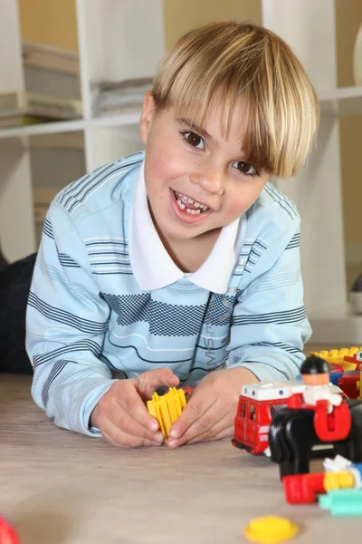 Liten pojke leker med leksaker — Stockfoto
