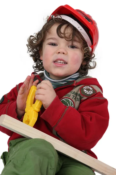 Мальчик играет с игрушечными инструментами — стоковое фото
