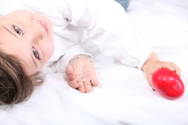 Bambino con un cuore di plastica — Foto Stock