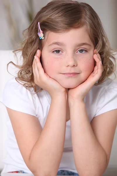 Kleines Mädchen mit Sommersprossen — Stockfoto