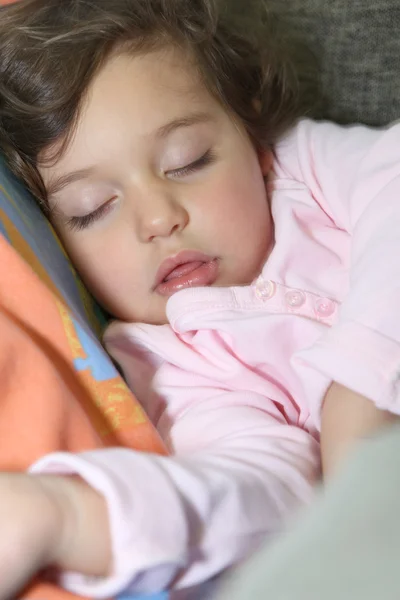 Kislány aludt a kanapén — Stock Fotó