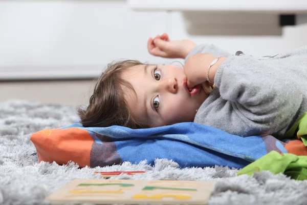 Dziecko leżące na podłodze — Zdjęcie stockowe