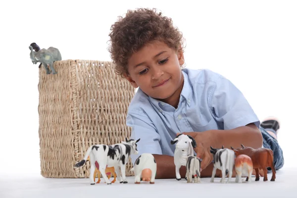 Onun oyuncak hayvanlarla oynayan küçük çocuk — Stok fotoğraf
