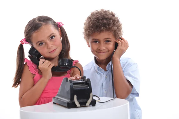 Παιδιά που παίζουν στο τηλέφωνο — Φωτογραφία Αρχείου