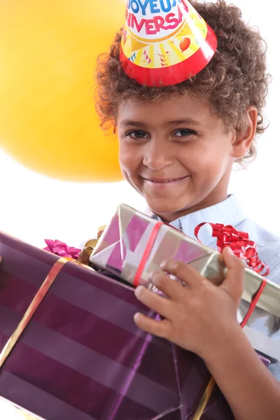 Усміхнений хлопчик з подарунками — стокове фото