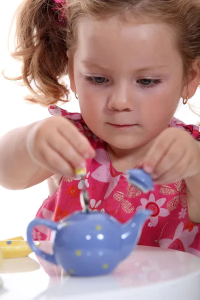 Kızı oyuncak çaydanlık — Stok fotoğraf
