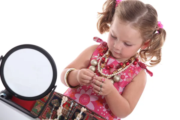 项链和镜子的小女孩 — 图库照片