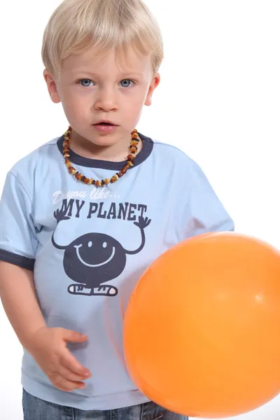 Маленький хлопчик з глобусом — стокове фото