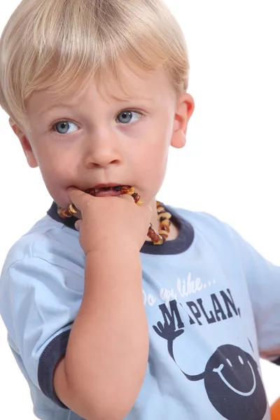 Liten pojke suger hans halsband — Stockfoto