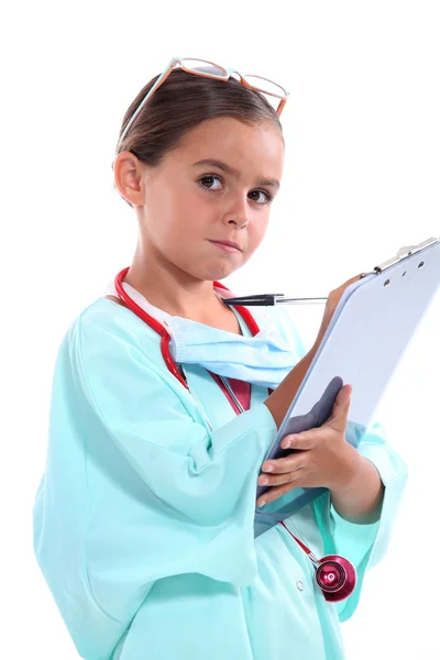 Porträt eines kleinen Mädchens in Krankenschwesteruniform — Stockfoto
