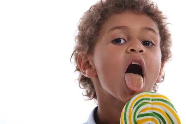 Liten pojke och lollipop — Stockfoto