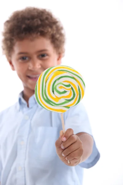Porträtt av en liten pojke med lollipop — Stockfoto