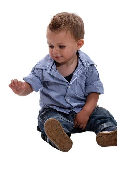 Kleine jongen kijken naar zijn hand — Stockfoto