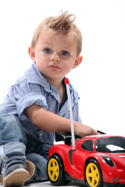 Kleiner Junge spielt mit Spielzeugauto — Stockfoto