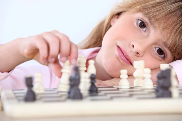 Flicka spela schack — Stockfoto