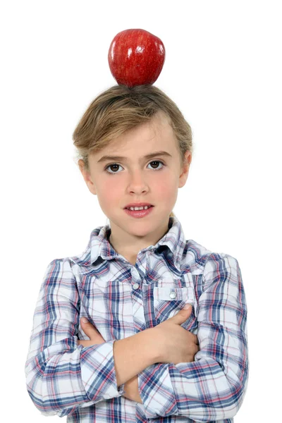 Chica teniendo una manzana en su cabeza —  Fotos de Stock