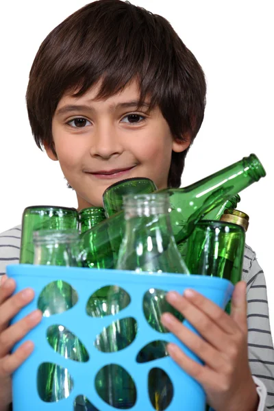 Kleiner Junge mit Glasflaschen — Stockfoto