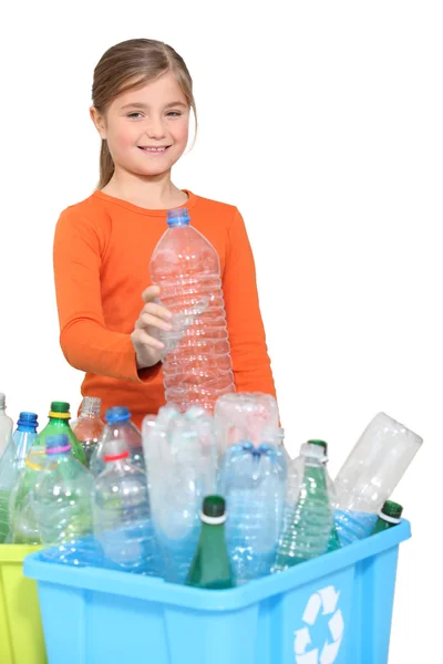Jovencita reciclando botellas de plástico — Foto de Stock