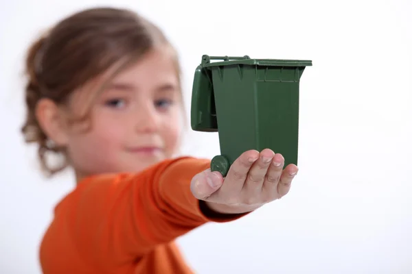 Niño sosteniendo mini contenedor de reciclaje — Foto de Stock