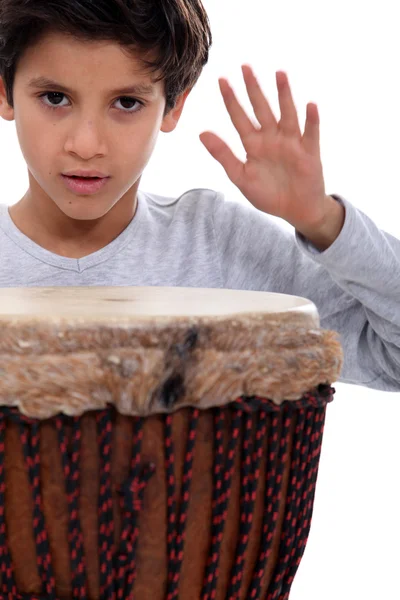 Petit garçon avec tambour bongo — Photo