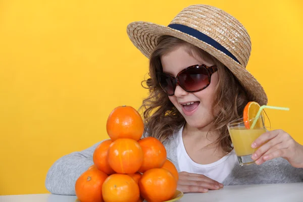 Κοριτσάκι που πίνει χυμό πορτοκάλι. — Φωτογραφία Αρχείου