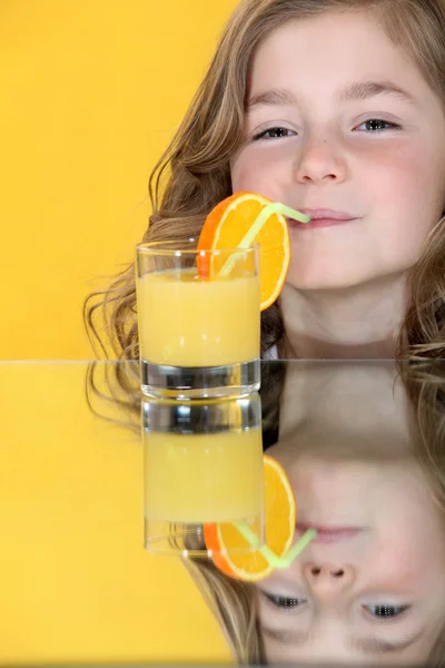 Девочка пьет сок — стоковое фото