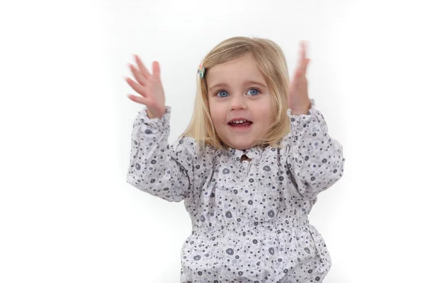 Lilla flickan klappar — Stockfoto