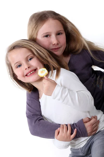 Dvě sestry objímání. — Stock fotografie