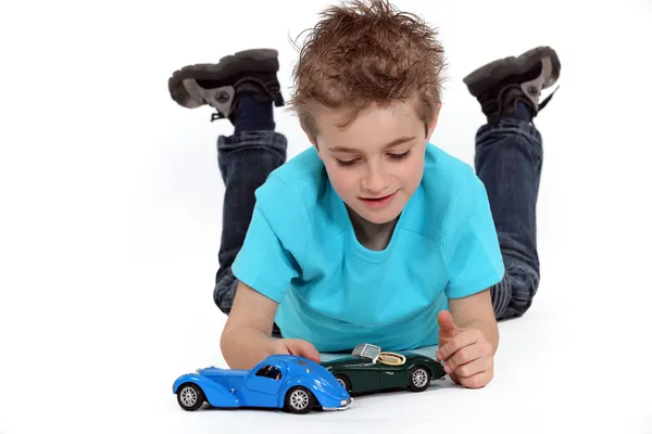 Liten pojke leker med leksaksbilar — Stockfoto