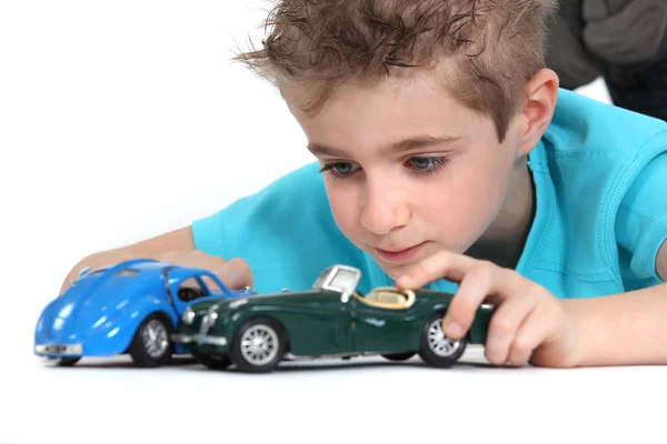 Malý chlapec hraje s auty — Stock fotografie