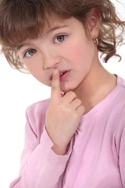 Lilla flickan röra hennes läppar — Stockfoto