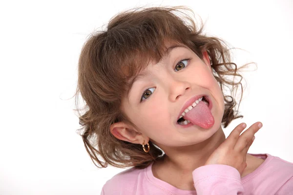 Niña sacando la lengua — Foto de Stock