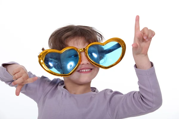 Νεαρό κορίτσι που φοράει γυαλιά funky — Φωτογραφία Αρχείου